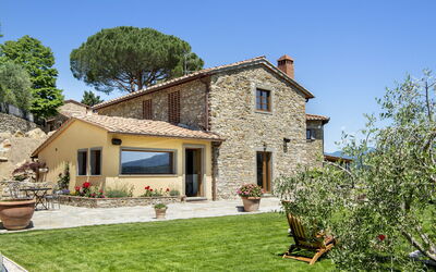 Casa San Piero: Himmel, Plante, Bygning, Ejendom, Vindue, Træ, Hus, Dør, Græs, Sommerhus