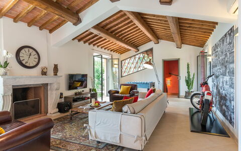 Villa Vico: Ejendom, Couch, Plante, Træ, Indretning, Stue, Ur, Stueplante, Etage, Cykel