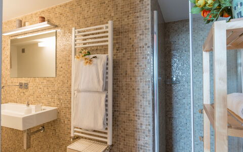 Villa Vico: Ejendom, Spejl, Tap, Sanitærarmatur, Azure, Håndvask, Badeværelse, Indretning, Træ, Etage