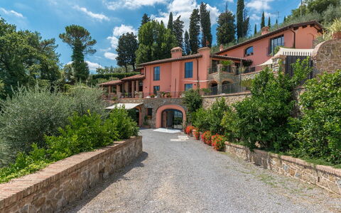 Villa Vico: Himmel, Sky, Plante, Bygning, Vindue, Træ, Vejbelægning, Hus, Kvarter, Landskab