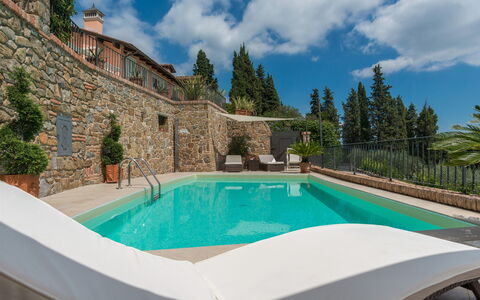 Villa Vico: Vand, Sky, Bygning, Plante, Himmel, Ejendom, Svømmepøl, Azure, Træ, Arkitektur