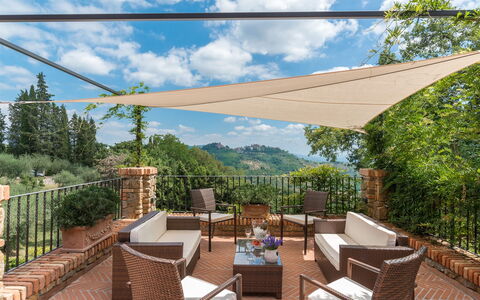 Villa Vico: Sky, Himmel, Plante, Ejendom, Møbel, Bord, Træ, Skygge, Stol, Bygning