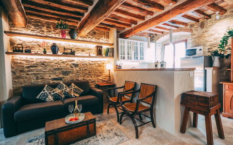 Casa San Valentino: Møbel, Bord, Ejendom, Træ, Indretning, Etage, Stue, Bjælke, Hårdttræ, Ejendom