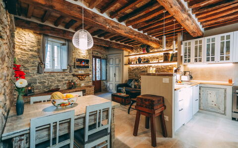 Casa San Valentino: Møbel, Bord, Ejendom, Cabinetry, Træ, Stol, Vindue, Indretning, Bygning, Skuffe