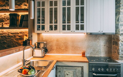 Casa San Valentino: Countertop, Tap, Ejendom, Cabinetry, Køkkenvask, Vindue, Håndvask, Køkken, Træ, Indretning