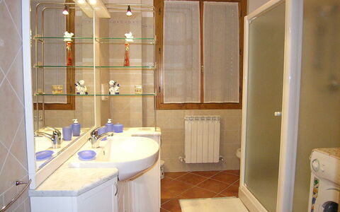 Villino Setteponti: Spejl, Tap, Håndvask, Ejendom, Badeværelsesvask, Sanitærarmatur, Badeværelse, Bygning, Purple, Indretning