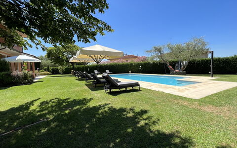 Villino Setteponti: Plante, Himmel, Skygge, Udendørs Møbler, Træ, Land Lot, Græs, Fritid, Svømmepøl, Landskab