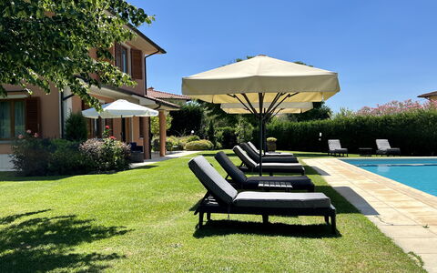 Villino Setteponti: Plante, Himmel, Bygning, Vand, Couch, Skygge, Udendørs Møbler, Træ, Vindue, Liggestol