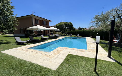 Villino Setteponti: Himmel, Vand, Plante, Svømmepøl, Bygning, Træ, Skygge, Græs, Boligområde, Rektangel