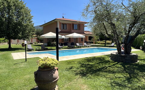 Villino Setteponti: Plante, Himmel, Vand, Ejendom, Bygning, Svømmepøl, Træ, Skygge, Blomsterkrukke, Stol