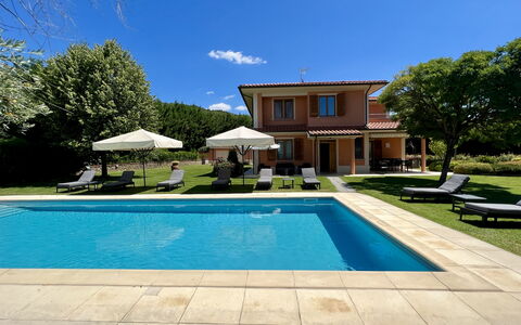 Villino Setteponti: Vand, Himmel, Plante, Ejendom, Svømmepøl, Azure, Bygning, Skygge, Træ, Arkitektur