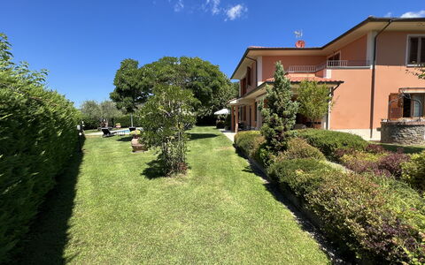 Villino Setteponti: Plante, Himmel, Ejendom, Bygning, Vindue, Land Lot, Træ, Vegetationen, Hus, Sky