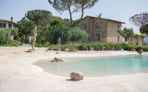 Villa Tavernacce: Vand, Himmel, Plante, Bygning, Vandressourcer, Vindue, Træ, Azure, Hus, Arecales