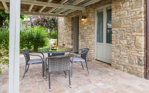 Villa Tavernacce: Møbel, Bord, Plante, Bygning, Stol, Blomsterkrukke, Vindue, Træ, Udendørs Bord, Indretning