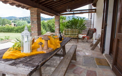 Villa Tavernacce: Plante, Bygning, Veranda, Hus, Indretning, Arkitektur, Træ, Blomsterkrukke, Himmel, Træ