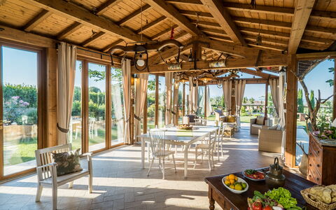 Villa i Colli: Møbel, Bord, Plante, Træ, Indretning, Skygge, Fritid, Ejendom, Træ, Svømmepøl