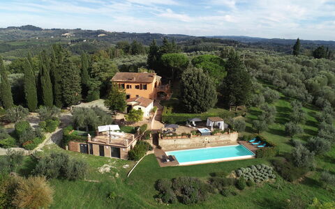 Villa Tresanti: Plante, Himmel, Sky, Bygning, Træ, Vindue, Land Lot, Naturlige Landskab, Græs, Landskab