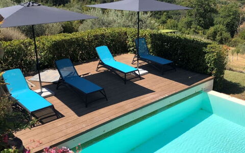 Villa Tresanti: Vand, Plante, Himmel, Møbel, Svømmepøl, Træ, Azure, Blomst, Bygning, Udendørs Møbler