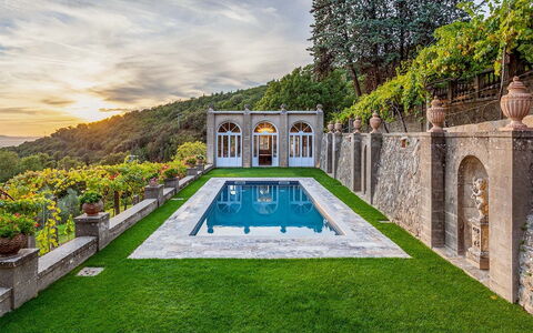 Villa Torreone: Sky, Plante, Vand, Himmel, Daytime, Ejendom, Svømmepøl, Natur, Azure, Træ