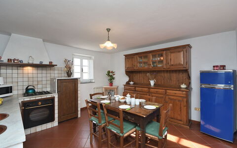 Villa Antelminelli: Ejendom, Møbel, Cabinetry, Bord, Træ, Stol, Indretning, Køkken, Bygning, Gulvbelægning