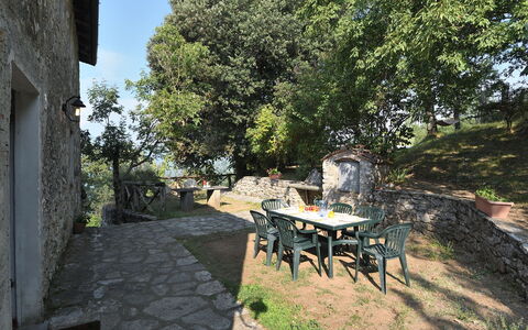 Villa Antelminelli: Plante, Møbel, Bord, Himmel, Træ, Stol, Udendørs Møbler, Skygge, Blomsterkrukke, Bygning