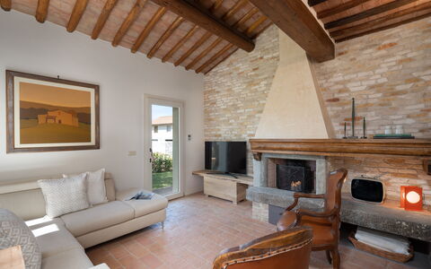 Villa Noemi: Møbel, Ejendom, Couch, Træ, Indretning, Stue, Etage, Gulvbelægning, Væg, Hårdttræ