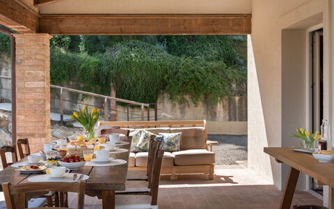 Villa Noemi: Bord, Møbel, Plante, Stol, Bygning, Skygge, Træ, Belysning, Indretning, Arkitektur