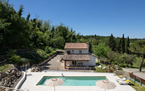 Villa Noemi: Plante, Himmel, Træ, Bygning, Landskab, Svømmepøl, Fritid, Tag, Urban Design, Hus