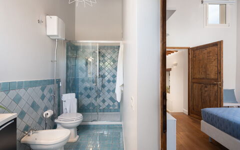 Villa Noemi: Håndvask, Sanitærarmatur, Azure, Spejl, Badeværelse, Bygning, Arkitektur, Komfort, Indretning, Etage