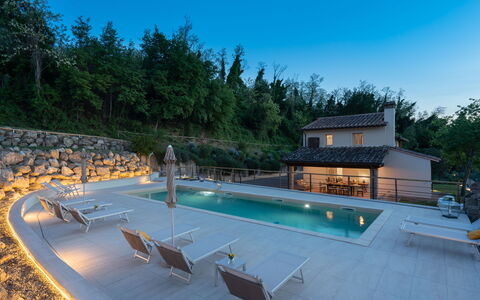 Villa Noemi: Vand, Himmel, Ejendom, Svømmepøl, Azure, Udendørs Møbler, Krop Af Vand, Stol, Træ, Liggestol