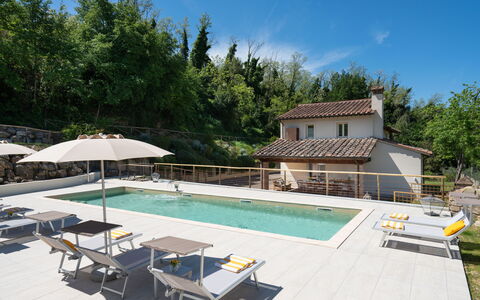 Villa Noemi: Himmel, Ejendom, Møbel, Plante, Svømmepøl, Bord, Skygge, Træ, Paraply, Stol