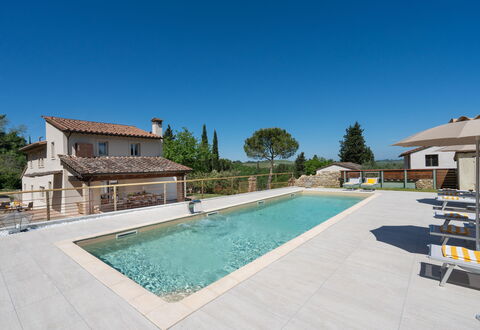 Villa Noemi: Vand, Himmel, Ejendom, Bygning, Svømmepøl, Azure, Plante, Vindue, Træ, Fritid