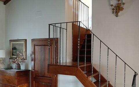 Casa Mulinello: Cabinetry, Ejendom, Træ, Skuffe, Kommode, Indretning, Trappe, Gulvbelægning, Etage