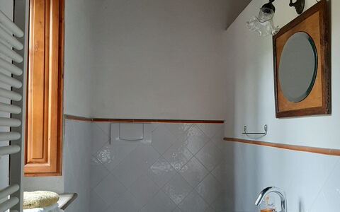 Casa Banditello: Spejl, Brun, Sanitærarmatur, Bygning, Ejendom, Tap, Håndvask, Badeværelse, Purple