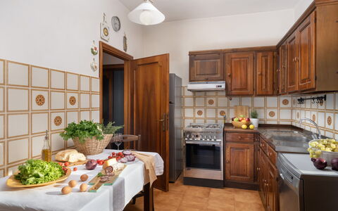Residenza la Casuccia: Mad, Cabinetry, Countertop, Ejendom, Bord, Træ, Køkken, Belysning, Indretning, Bordservice