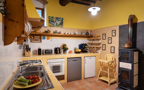 Villa La Vigna: Ejendom, Cabinetry, Countertop, Bygning, Billedramme, Køkken Apparat, Træ, Køkken, Husholdningsapparat, Indretning