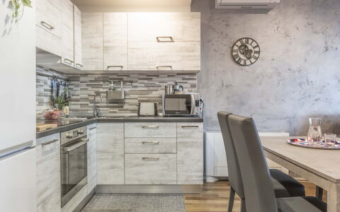 Florence Suite Apartment: Cabinetry, Møbel, Bord, Countertop, Bygning, Træ, Køkken, Komfur, Indretning, Køkkenvask