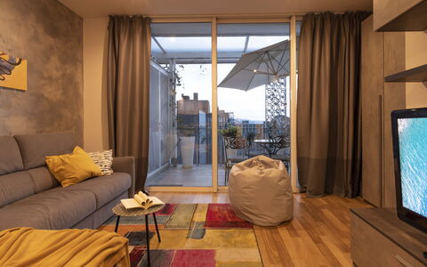 Florence Suite Apartment: Couch, Bord, Møbel, Ejendom, Komfort, Bygning, Træ, Indretning, Skygge, Gardin