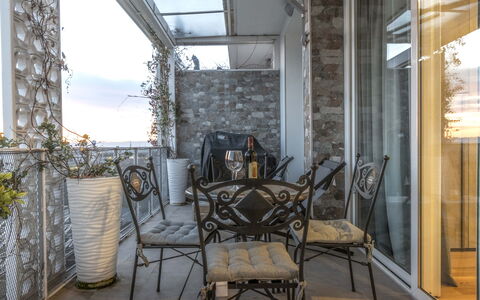 Florence Suite Apartment: Ejendom, Møbel, Stol, Indretning, Træ, Bygning, Plante, Hus, Himmel, Bord