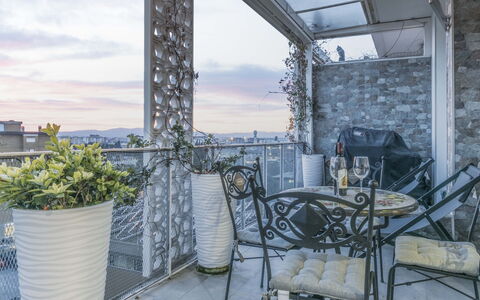 Florence Suite Apartment: Plante, Himmel, Sky, Bygning, Indretning, Arkitektur, Blomsterkrukke, Stol, Vindue, Ejendom