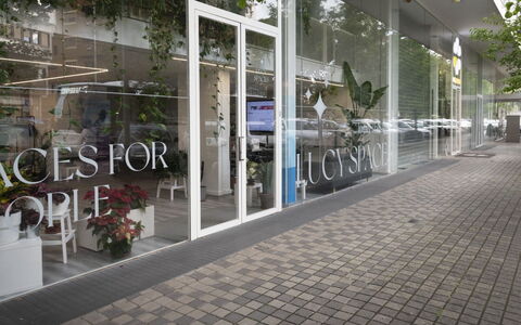 Florence Suite Apartment: Plante, Blomsterkrukke, Urban Design, Bygning, Fortov, Vejbelægning, City, Skygge, Facade, Kommerciel Bygning