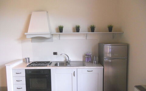 Orangerie Degli Ulivi: Cabinetry, Køkkenvask, Køkken Apparat, Countertop, Håndvask, Komfur, Bygning, Køkken, Husholdningsapparat, Belysning