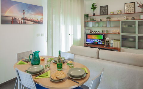 Apartment Serena - Levanto: Bord, Møbel, Ejendom, Couch, Azure, Indretning, Hylde, Arkitektur, Billedramme, Bordservice