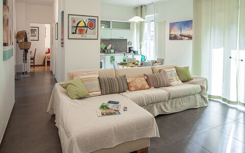 Apartment Serena - Levanto: Couch, Møbel, Billedramme, Bord, Komfort, Belysning, Træ, Bygning, Indretning, Stue