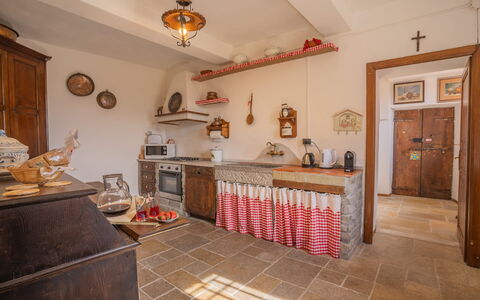 Villa In Garfagnana: Billedramme, Bygning, Cabinetry, Træ, Orange, Indretning, Gulvbelægning, Etage, Stue, Bejdse