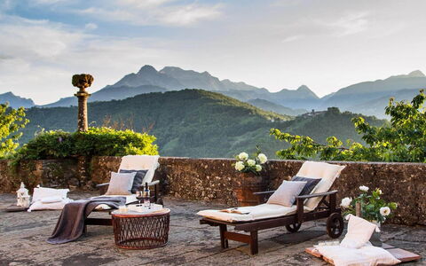 Villa In Garfagnana: Himmel, Sky, Plante, Ejendom, Møbel, Blomst, Bord, Bjerg, Natur, Udendørs Møbler