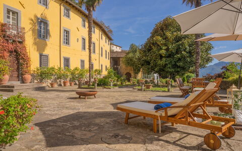 Villa In Garfagnana: Plante, Møbel, Bygning, Himmel, Vindue, Azure, Udendørs Bench, Udendørs Møbler, Skygge, Træ