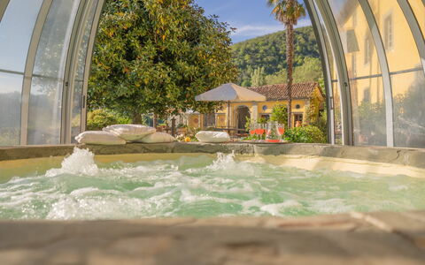 Villa In Garfagnana: Vand, Plante, Ejendom, Himmel, Natur, Bygning, Skygge, Træ, Biome, Fritid