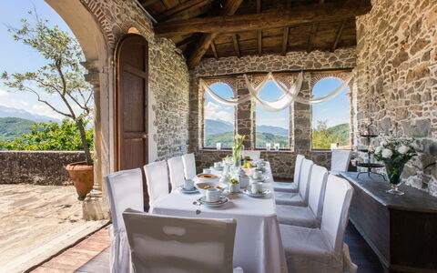 Villa In Garfagnana: Plante, Bord, Ejendom, Møbel, Bordservice, Stol, Stueplante, Bygning, Indretning, Himmel