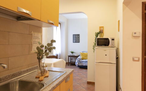Vintage Apartment in Florence: Ejendom, Cabinetry, Bygning, Plante, Stueplante, Blomsterkrukke, Indretning, Etage, Gulvbelægning, Træ
